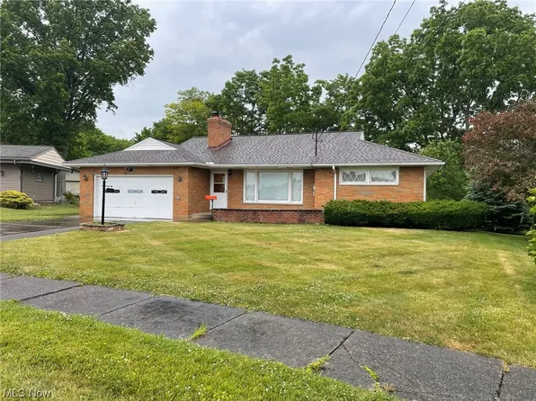 438 Parkview Dr, Girard, OH 44420