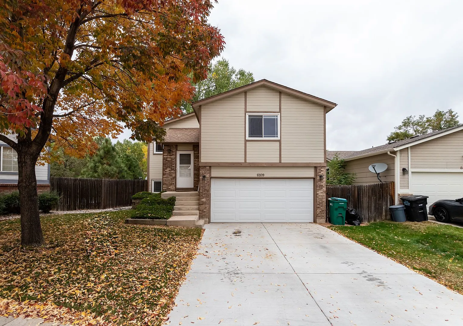 Well Maintained bi-level home in Stetson Hills! — Photo 1