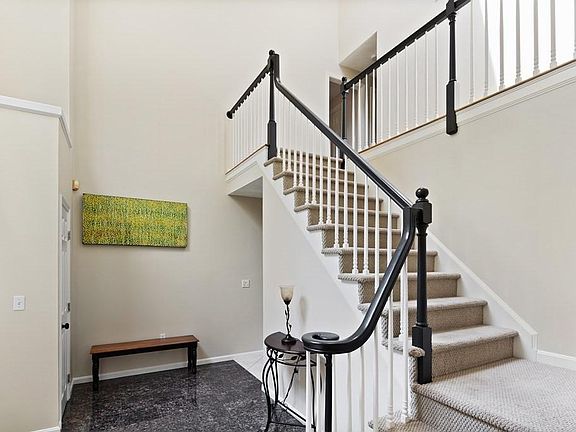 4th image of 6 Rosebud Ln