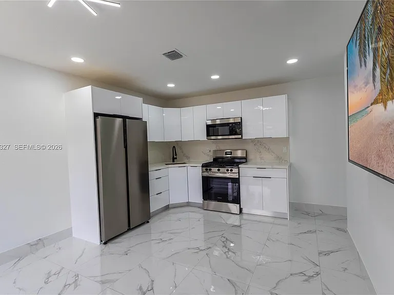 3001 SW 35th Ave — Photo 4