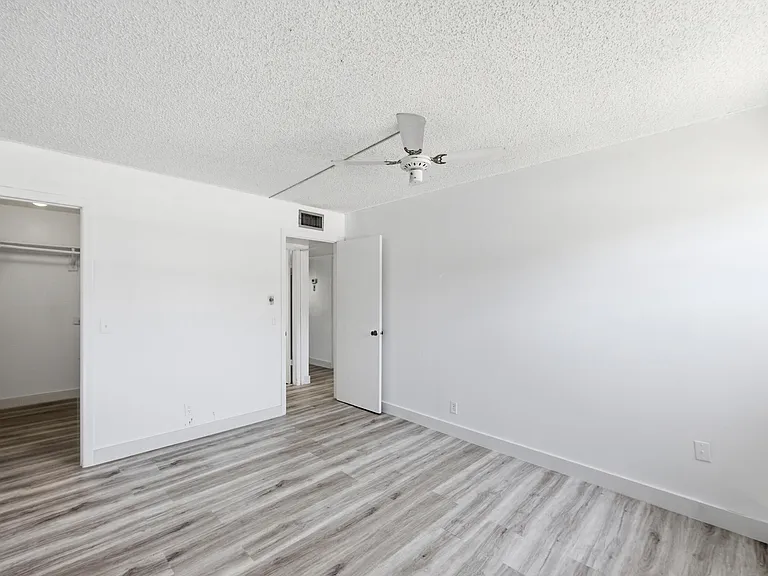 452 Normandy #J — Photo 10