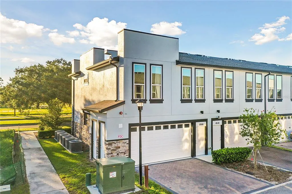 3 bed, 2.5 bath, 1452 sqft, $2,150 — Photo 4