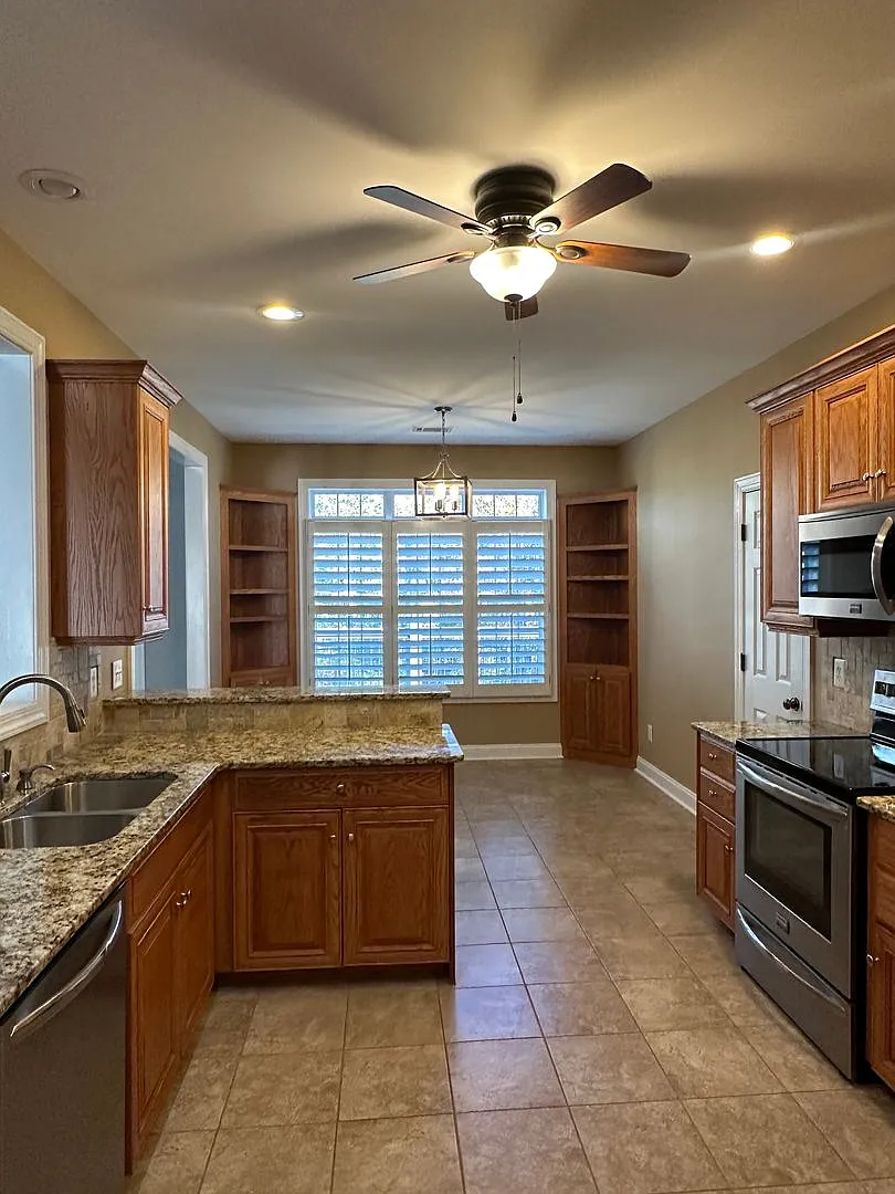 Gorgeous 3 Bedroom Home in the City! — Photo 3