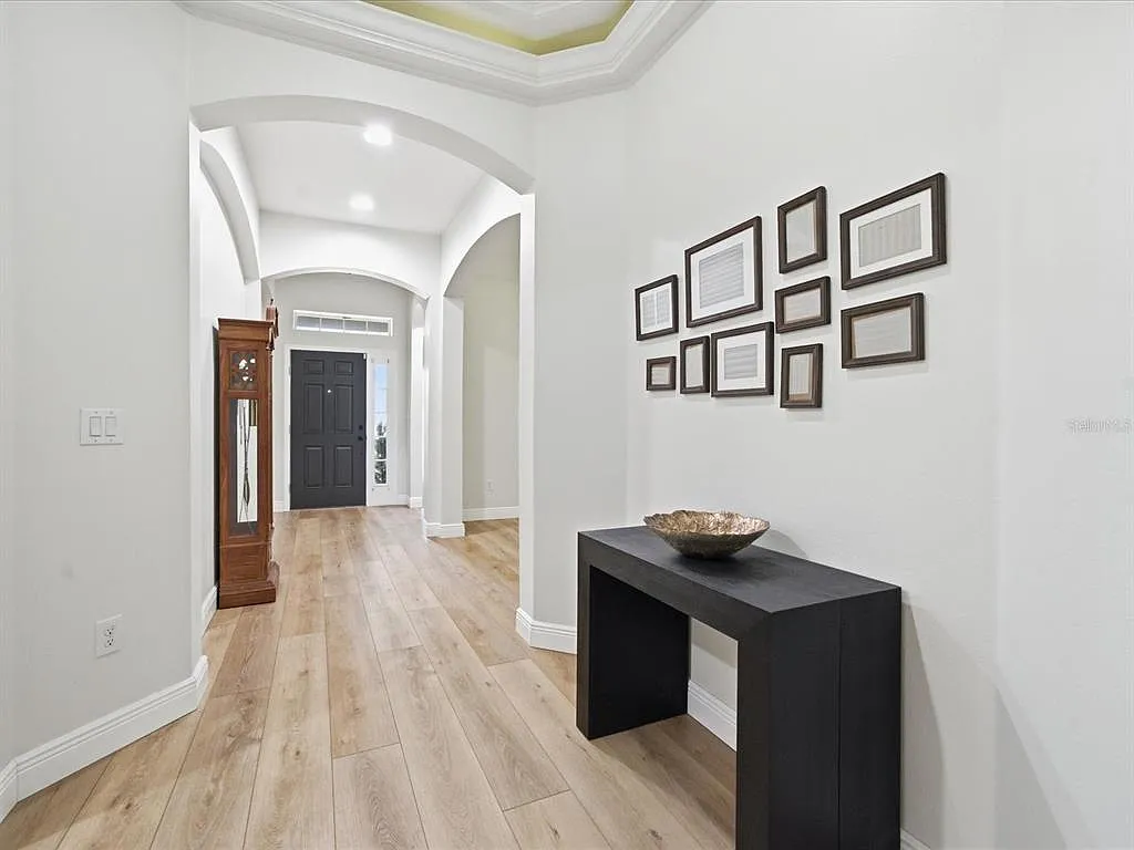 4 bed, 3.0 bath, 2400 sqft, $3,800 — Photo 3