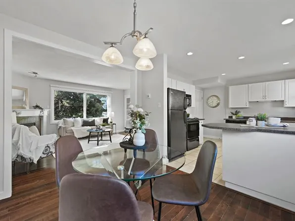 571 W Killarney Glen Ct SW, Calgary, AB T3E 7H4