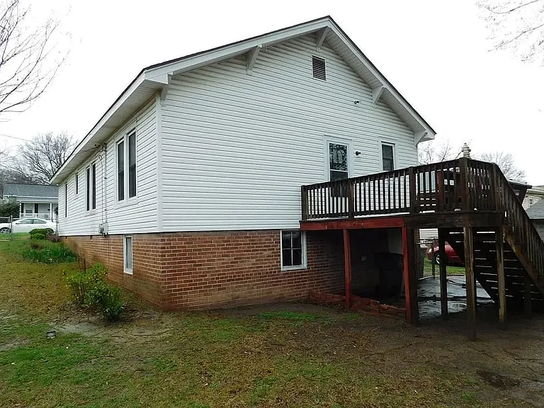 113 York Ave — Photo 2