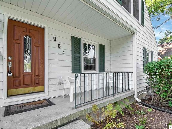 5th image of 904 E Chestnut St