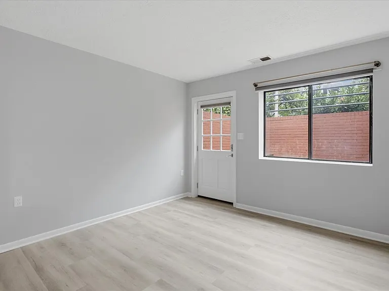 116 N Indian Aly #102 — Photo 15