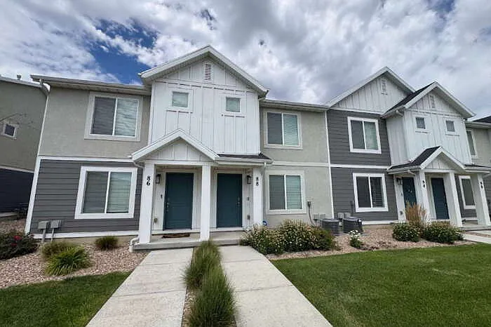 3 bed, 2.0 bath, 1323 sqft, $1,945 — Photo 2