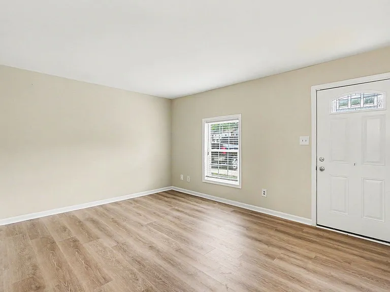 319 Brock Sq — Photo 3