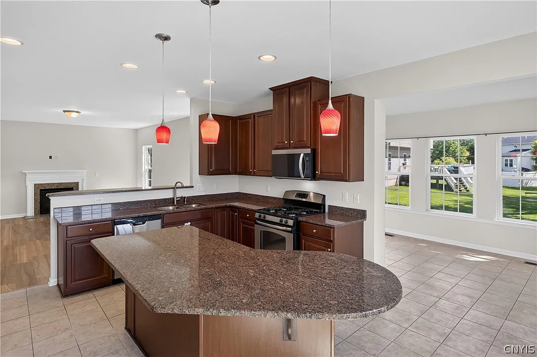 3 bed, 2.5 bath, 2688 sqft, $3,000 — Photo 4