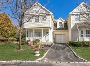 33 Paddington Cir, Smithtown, NY 11787