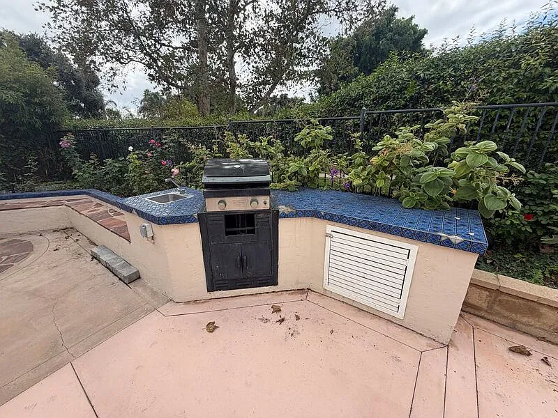 3 bed, 3.0 bath, 1327 sqft, $4,200 — Photo 3
