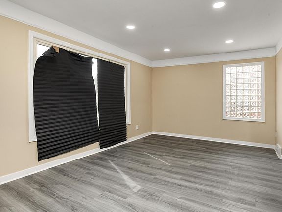 5th image of 11581 Sanford Ave