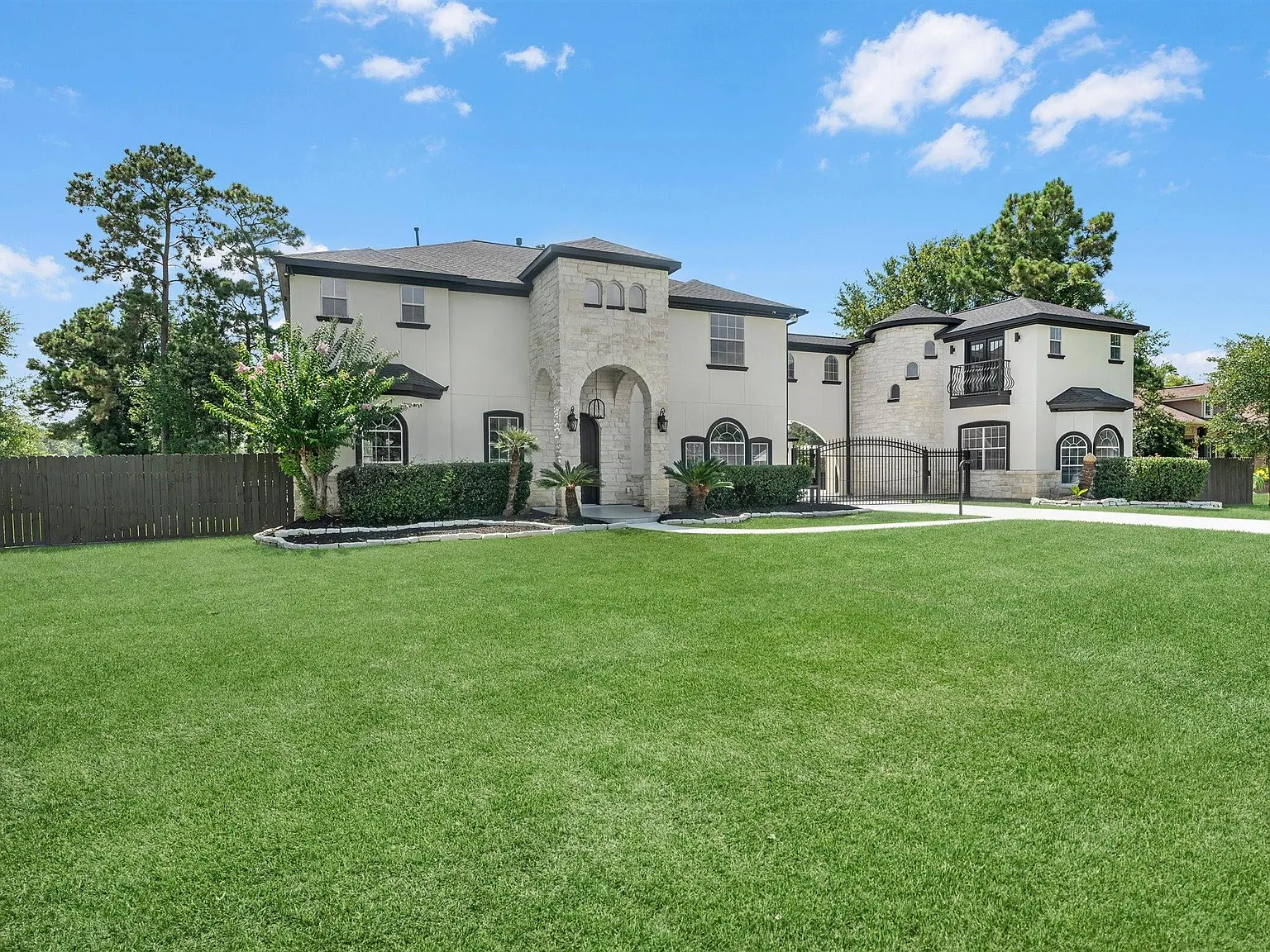 5 bed, 5.0 bath, 4499 sqft, $6,000 — Photo 2