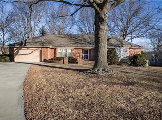 402 SW Cole Younger Ct, Lees Summit, MO 64082