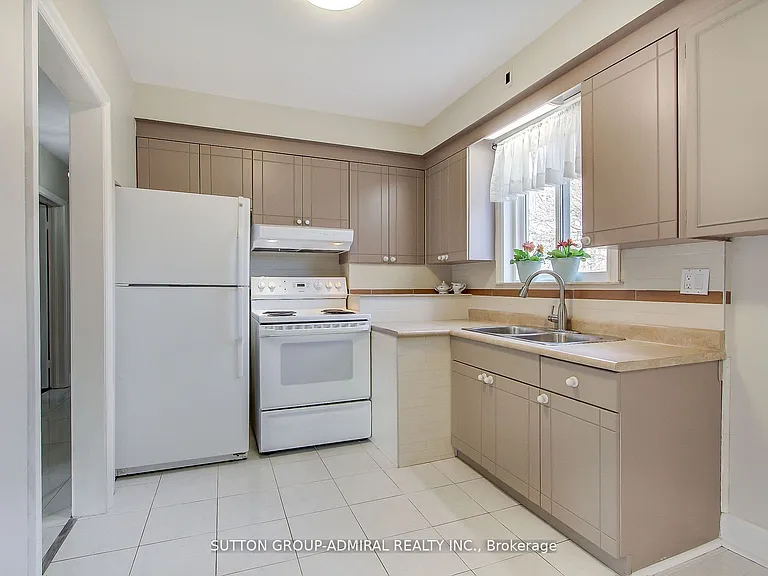 194 Cocksfield Ave #MAIN FLOOR — Photo 7
