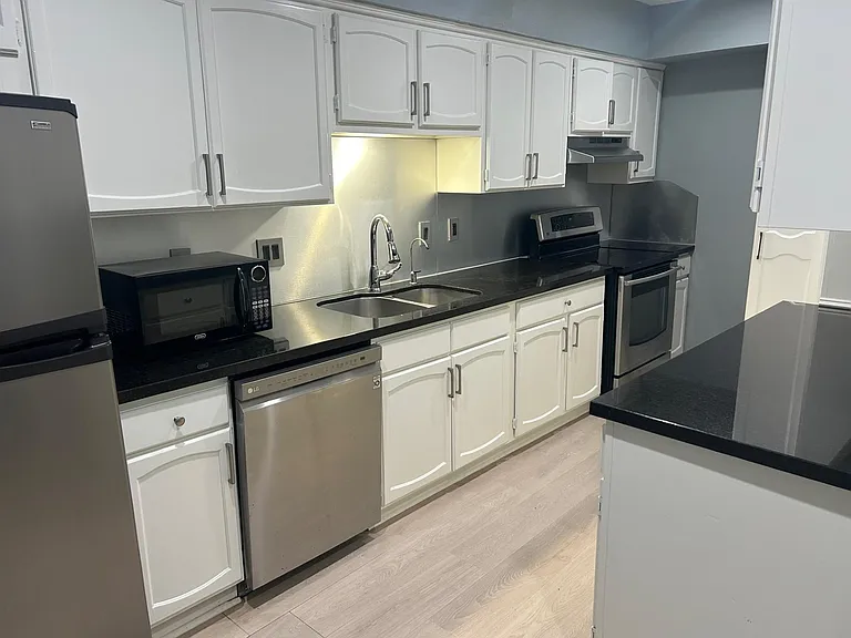 359 N Post Oak Ln #121 — Photo 9