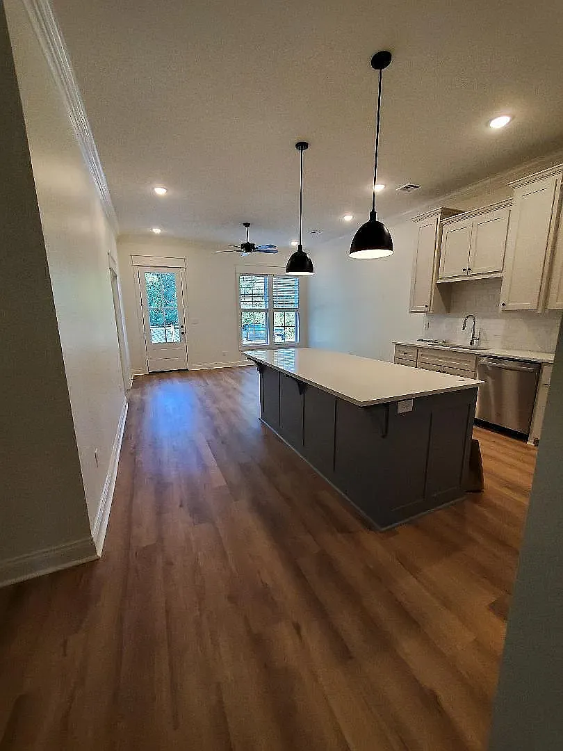 3 bed, 3.5 bath, 1346 sqft, $2,100 — Photo 4