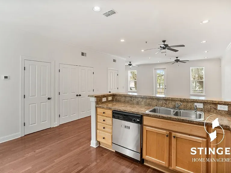 828B E Paris Ave — Photo 7