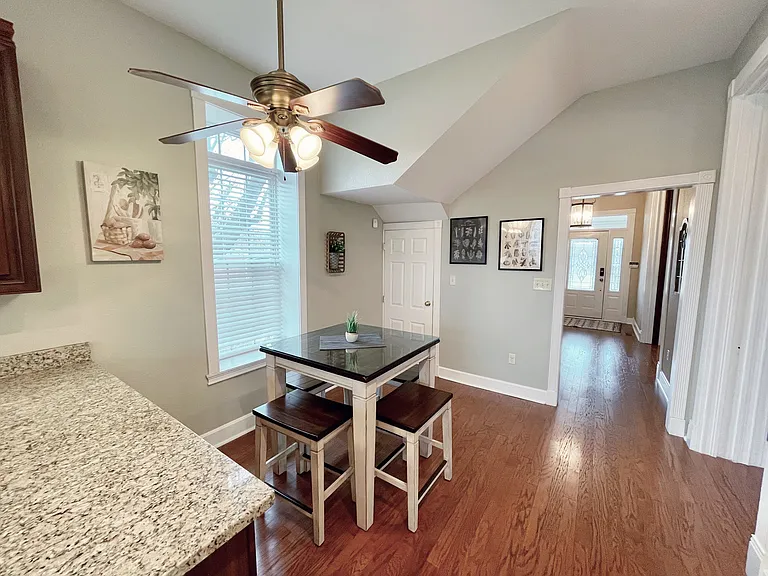205 E Elm St — Photo 8