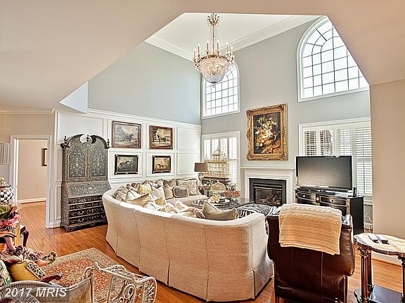 Upper Palladian Windows let in the Views!