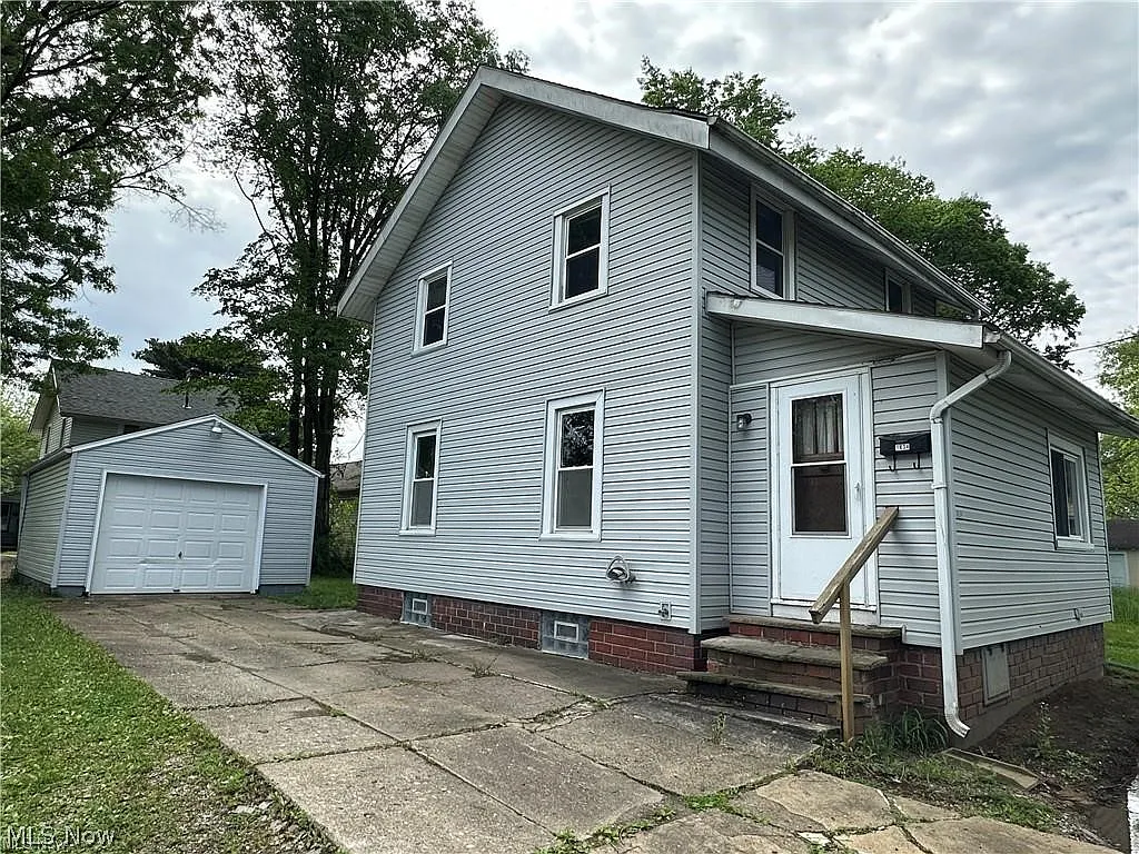 1834 Stanley Ct NE photo 1