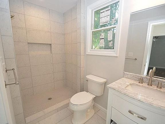 5th image of 2211 Otis St
