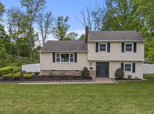 31 Robinhood Rd, Morris Plains, NJ 07950