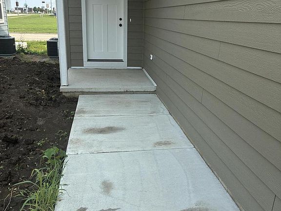 3rd image of 809 Arthur DRIVE