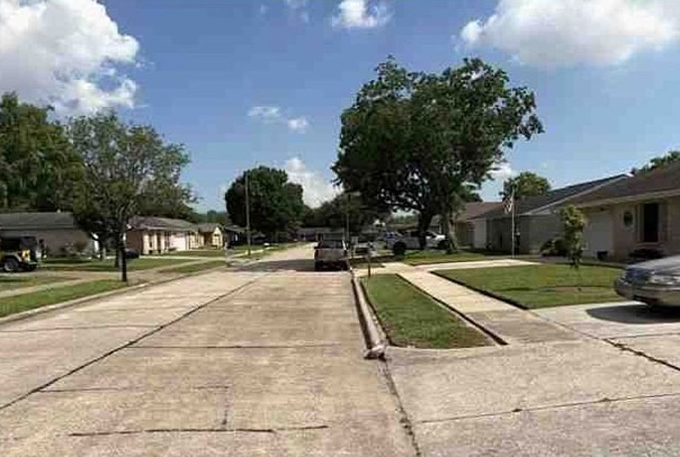 Exterior Neighborhood (street photo)