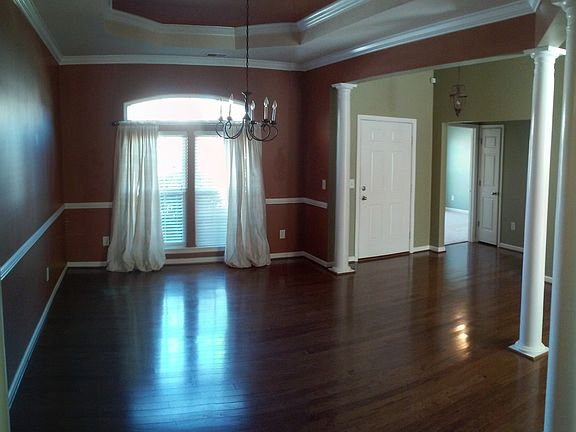 Entry/Spacious Dining