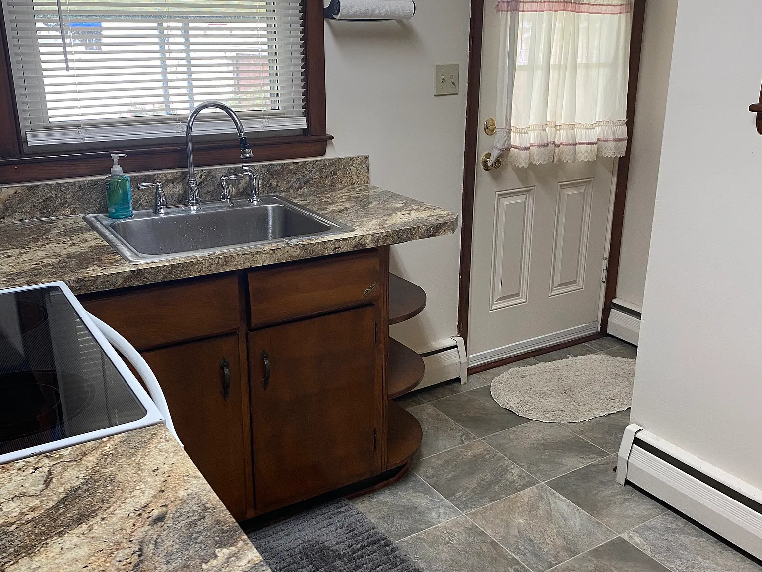3 bed, 1.5 bath, 1950 sqft, $2,450 — Photo 3