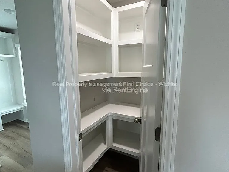 902 E Bellows St — Photo 24