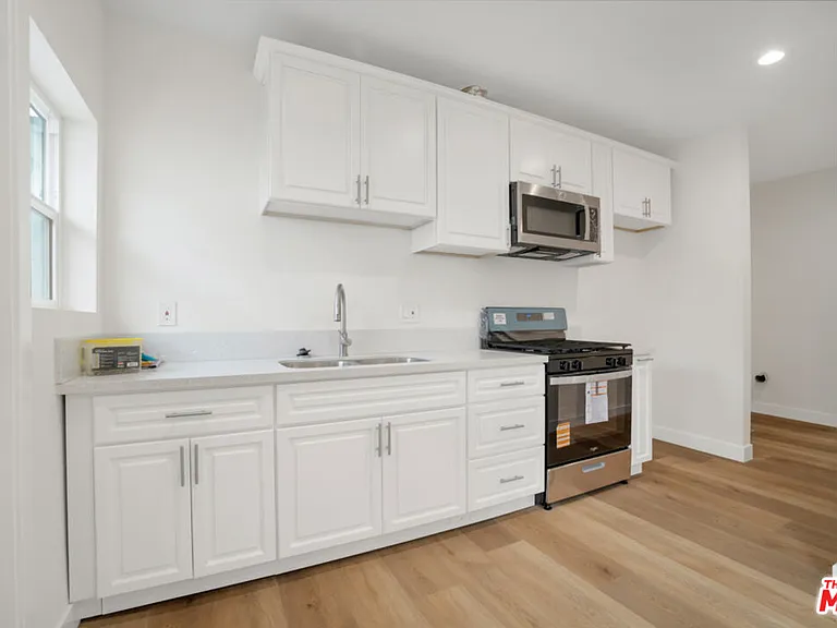 529 W 90th St — Photo 10