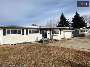 1080 Foster Dr, Dickinson, ND 58601