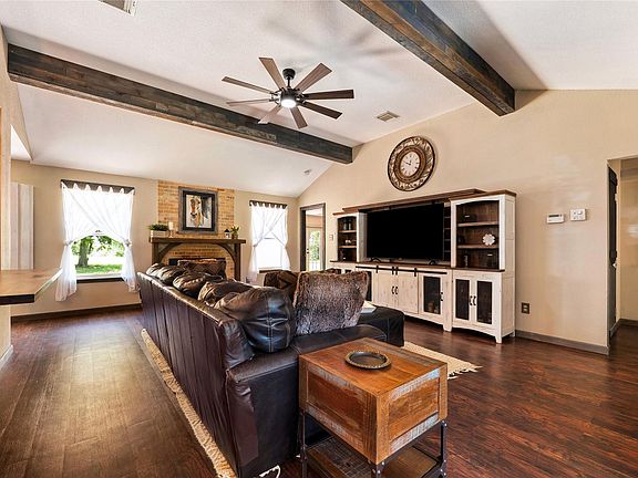 5th image of 372 Hidden Oaks Dr
