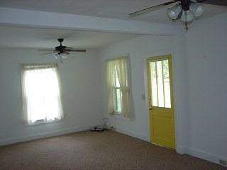 3rd image of 915 W 2nd St