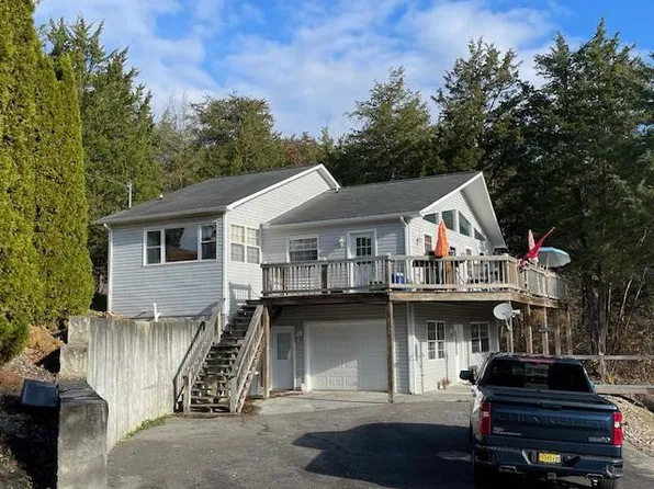 1339 Lake Front Dr, Dandridge, TN 37725