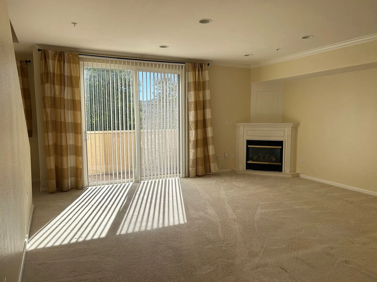 Gorgeous town home style condo on the south of Ventura Blvd. — Photo 4