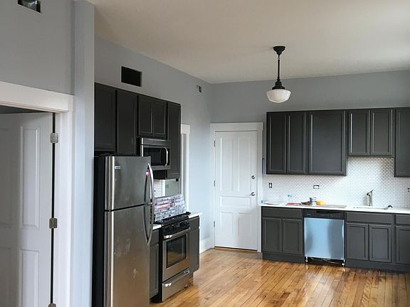 3rd image of 938 N Wolcott Ave APT 2R