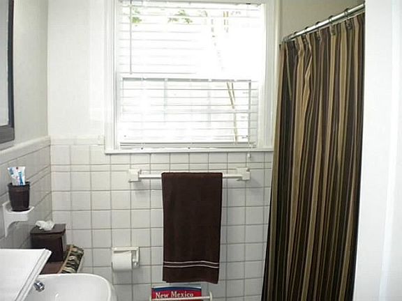 4th image of 4404 Calmont Ave