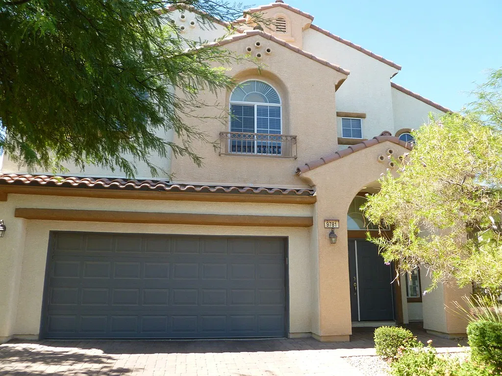 4 bed, 2.5 bath, 2462 sqft, $2,400 — Photo 2