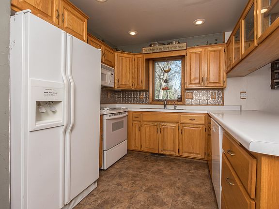 2nd image of 606 Edgewater Dr