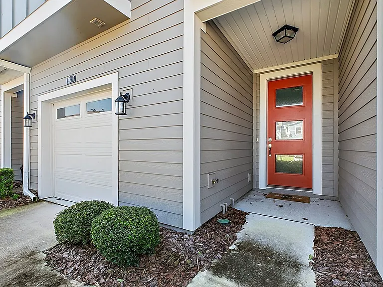 11210 Minnetta Ct — Photo 2