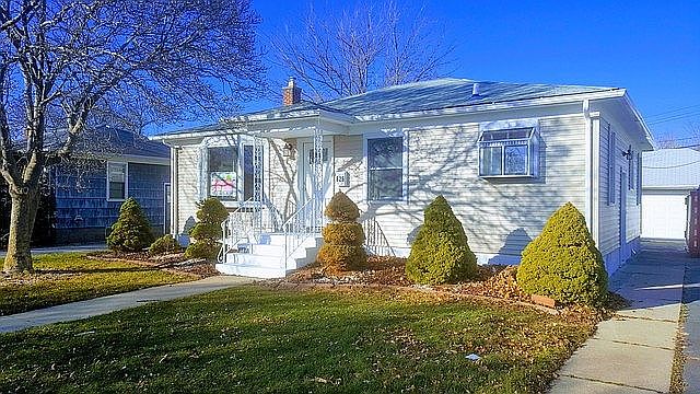 1st image of 826 E 160th Pl