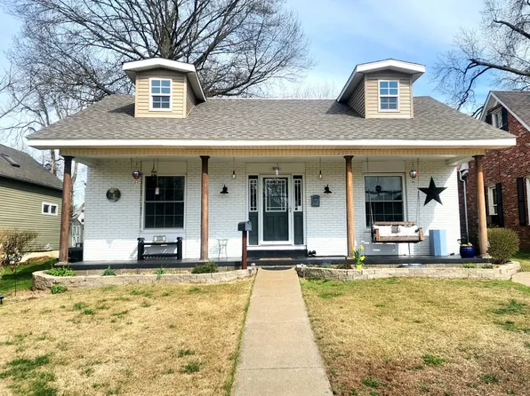 908 N 13th St, Herrin, IL 62948