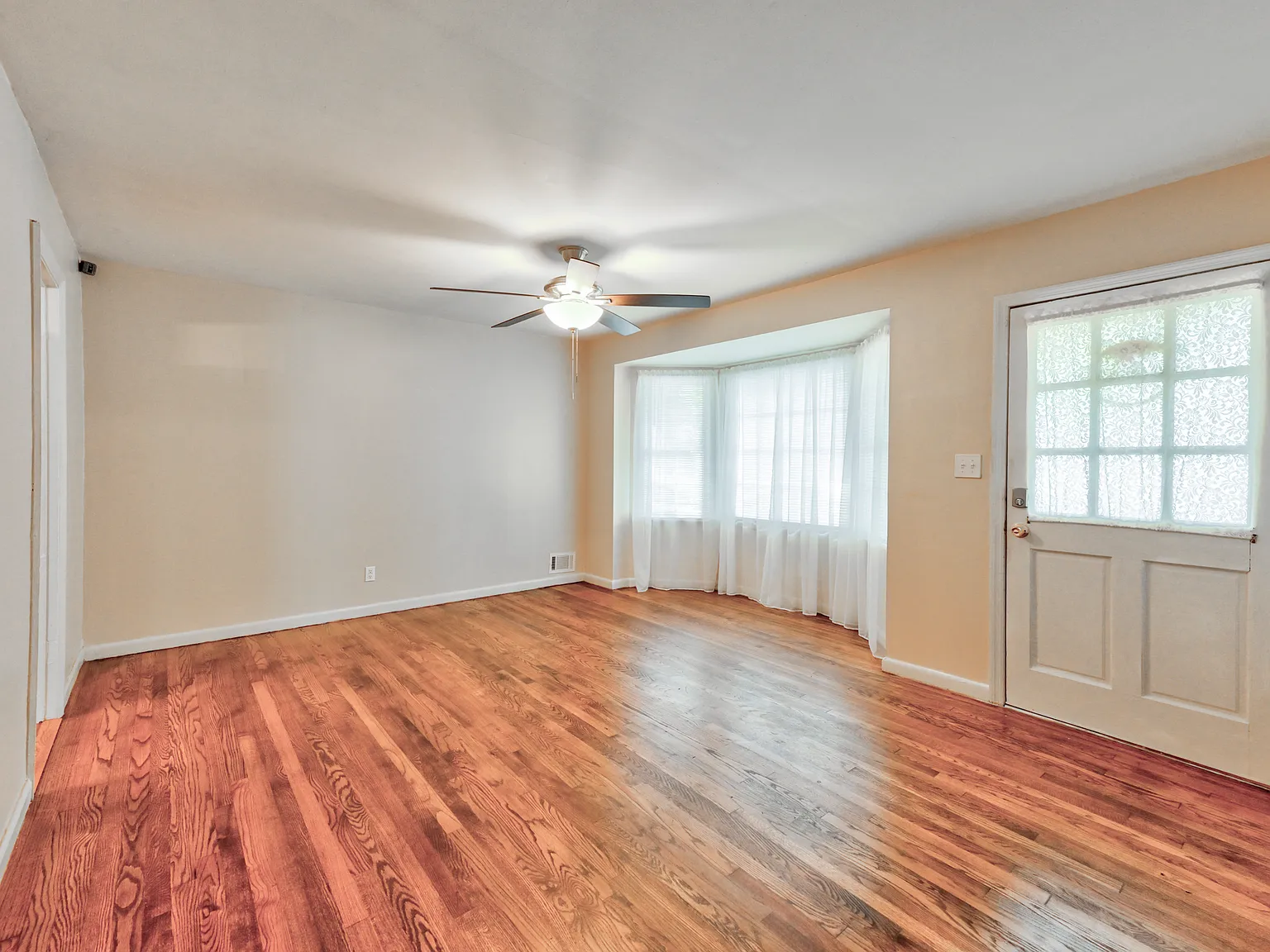 3 bed, 1200 sqft, $1,765 — Photo 2