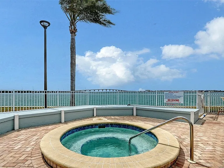 Hot tub Jacuzzi overlooking the water and pool