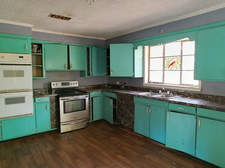 460 Rogers St — Photo 7